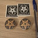 Dvě čtvercové nálepy a dva kulaté odznaky s motivem pentagramu. Na všech je nápis DCCVLT PEDALS HANDMADE GUITAR EFFECTS. Nálepy jsou černo-bílé, odzn…