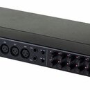 Černý rackový audio přístroj s kovovými úchyty po stranách. Na zadním panelu je vlevo nápis TASCAM a pod ním model CC-16SV. Zařízení obsahuje řadu ko…
