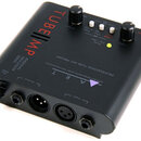 Černý předzesah s nápisy TUBE MP a PROFESSIONAL TUBE MIC PREAMP. Na horní části jsou dvě černé otočné volítka s popisky Output a Input, tři bílé přep…
