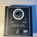 Černý power attenuator s bílými nápisy a ovládacími prvky. Na předním panelu je velký otočný knoflík s nápisem ATTENUATION (db) a stupnicí od 0 do -3…