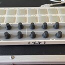 Bílý MIDI kontrolér s názvy Arturia a BEATSTEP Controller & Sequencer. Zařízení obsahuje dvě řady bílých čtvercových padů, 16 černých otočných knoflí…