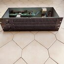 Černý rackový grafický ekvalizér s řadou posuvníků. Na levé straně je logo dbx PROFESSIONAL PRODUCTS a na pravé straně nápis 1231 Graphic Equalizer.…