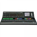 Černý digitální mixovací pult s displejem a řadou posuvníků. Na horní liště jsou vlevo nápis iLive-T112 a uprostřed logo ALLEN&HEATH. Zařízení obsahu…