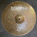 Kovový činel s výrazným kovaným povrchem (hammered). Na horní části je bílý nápis „16"/40cm Crash“ a velké logo „istanbul“. Pod ním je kurzívou napsá…