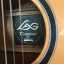 Detail vnitřku akustické kytary s černou štítkem. Na štítku je bílé logo LÂG, nápis Tramontane®, označení T660D a text Dreadnought Guitar. Dole je bí…