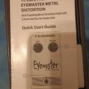 Fotografie znázorňuje papírový Quick Start Guide k efekt pedálu. Na listu je uveden text TC ELECTRONIC EYEMASTER METAL DISTORTION a pod ním popis Sku…
