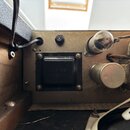 Fotografie zachycuje vnitřek přístroje s elektronickými komponenty. Uprostřed je černý čtvercový transformátor s nápisem 125P B a číslem 606-9-08. Ve…