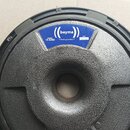 Černý reproduktor s texturovaným povrchem. Na horní části je modrý štítek s bílým nápisem ((beyma)) Loudspeakers, MODEL 15 G400 a S.N. 0253391. Povrc…