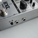 Detailní pohled na stříbrný kovový přístroj s nápisy ENGL a CABLOADER. Na horní části jsou ovládací prvky, přepínače s označením POWER AMP, CAB a MIC…