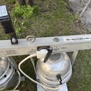 Dva stříbrné kovové reflektory umístěné na hliníkové liště. Na liště je vpravo bílá nálepka s textem EUROLITE AN 410x Alu Rep T 5,0m IN/OUT a čárovým…