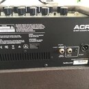 Zadní panel černého akustického komba s nápisem ACR5 a textem 50 WATT ACOUSTIC AMPLIFIER. Na panelu jsou umístěny tři konektory s popisky FOOT SWITCH…