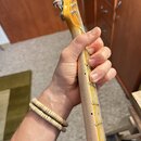Fotografie zachycuje hmatník a hlavu elektrické kytary z pohledu hráče. Krk je vyroben ze světlého dřeva s viditelnou masivností a žlutavým nálakem.…