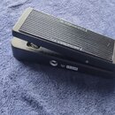 Černý sustain pedál s žebrovaným povrchem horní části. Na boku je viditelný nápis "M-AUDIO" a štítek s označením "CE". Zařízení vykazuje mírné známky…