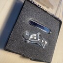 V černém plastovém boxu s pěnovou výplní jsou umístěny dvě součásti kytarového hardware. Horní díl je chromovaný kovový kryt s oválným tvarem. Spodní…