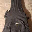 Černý polotvrdý pouzdro (gig bag) na kytaru z textilního materiálu. Na přední kapsi je umístěno oválné logo s nápisem BIG BAG. Pouzdro vykazuje mírné…