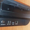 Záběr na zadní panel černého elektronického zařízení. Jsou zde viditelné konektory a nápisy RESET, FOOTSWITCH, USB 1, USB 2, HDMI a ETHERNET. Povrch…