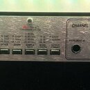 Stříbrný rackový předzesilovač s nápisy CHANNEL ONE a CHANNEL TWO. Na levé straně je červené logo dbx PROFESSIONAL PRODUCTS, vpravo nápis 386 Dual Va…