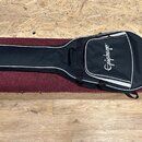 Černý poloměký obal na kytaru s bílým lemováním okrajů. Na přední části je bílý nápis Epiphone. Obal má připevněné úchytné rukojeti a popruhy. Povrch…