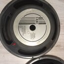 Černý reproduktor s bílým středovým štítkem. Na štítku je logo FANE a nápisy: Studio COLOSSUS 18 BASS 400 WATTS, MADE IN ENGLAND BY FANE ACOUSTICS LT…
