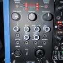 Černý modul s nápisem VOCODER VC16 a logem behringer v dolní části. Zařízení obsahuje tři velké černé otočné ovladače s popisky CAR SHAPE, FORMANT a…