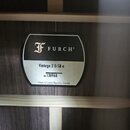 Fotografie zachycuje štítek uvnitř akustického nástroje. Na černém horním poli je bílé logo a nápis FURCH®. Spodní bílá část obsahuje text Vintage 2…