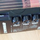 Černý efektový pedál s nápisem TONEWOODAMP na boku. Na horní straně jsou tři černé otočné ovladače, malý displej s nápisem 3 plate a modrá kontrolka…