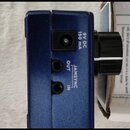 Detailní pohled na modrý kovový efekt pedál. Na zadní straně jsou dva konektory s nápisy JAMSYNC OUT a IN a vstup pro napájení s označením 9V DC 150…