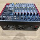 Míchací pult s červeným rámem a šedým panelem. Na horní části je nápis NOVOX M 10P a na spodní straně logo novox s označením M 10P POWER MIXER. Zaříz…