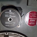 Fotografie zachycuje zadní část reproduktorů v šedém boxu. Menší jednotka nese nápisy CELESTION POWER DRIVE UNIT, IPSWICH HF50 ENGLAND SUPERTWEETER,…