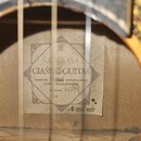 Fotografie zachycuje vnitřek akustické kytary s viditelným štítkem. Na štítku je nápis CREMONA CLASSIC GUITAR, dále MADE BY Strunal MANUFACTURE, LUBY…