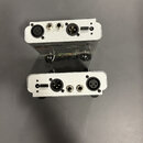 Dvě stříbrná elektronická zařízení z pohledu zadního panelu. Na horním přístroji je nápis TUBE ULTRAGAIN MIC-100. Obě jednotky mají identickou výbavu…