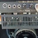 Zadní panel kytarového komba s nápisem MESA/BOOGIE a označením MARK FIVE: 25™ VACUUM TUBE AMPLIFIER. Na panelu jsou vidět různé konektory, přepínače…