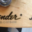 Detail zadní strany hlavy kytary z přírodního dřeva. Je zde vidět černé logo Fender®, nápis JAZZ a text MADE IN JAPAN. Pod logem výrobce je uveden SE…