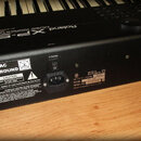 Černý klávesový nástroj s nápisem Roland MUSIC WORKSTATION XP-50. Na zadní straně je vidět napájecí kabel s nápisy 240V AC NO GROUND, MODEL: XP-50 a…
