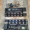 Dvě jednotky kytarového procesoru Line 6 POD X3 LIVE v černé barvě. Na obou zařízeních jsou viditelná loga LINE 6 a nápis POD X3 LIVE. Povrchy vykazu…
