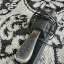 Černý sustain pedál s kovovým šlapadlem stříbrné barvy. Na horní části je bílý nápis „soundation SUP-10 Sustain Pedal“. Povrch kovového šlapadla vyka…
