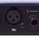 Zadní strana modrého audio rozhraní s černým panelem konektorů. Jsou zde vidět porty s popisky: symbol USB, Line In 1 a 2, Mic (XLR konektor), Line O…