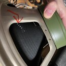 Detailní pohled na zadní část reproduktoru s kovovým rámem v šampaňské barvě a zeleným magnetem. Na černém povrchu membrány je bílý nápis 6402. Povrc…