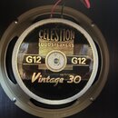 Fotografie znázorňuje reproduktor s černým středovým krytem a zlatými nápisy. Na krytu je uvedeno logo CELESTION, text LOUDSPEAKERS, označení G12 z o…