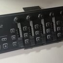 Černý MIDI kontrolér s nápisy KORG a nanoKONTROL2. Zařízení obsahuje osm posuvníků, osm otočných knoflíků a skupinu ovládacích tlačítek s popisky TRA…