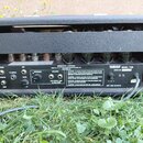 Zadní strana kytarového zesilovače v černém pouzdře. Na černé kovové desce jsou nápisy DESIGN BY M. J. SOLDANO, MADE IN U.S.A. BY YAMAHA ELECTRONIC M…
