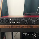 Černý rackový zvukový interface s osmi regulačními knoflíky a dvěma XLR vstupy. Na předním panelu jsou nápisy INPUTS, MIC 48V, INST a PAD u jednotliv…
