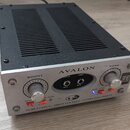 Stříbrný efektový pedál s černým žebrovaným šasi. Na horním panelu je nápis AVALON a ovládací prvky s popisky BOOST, TONE, INPUT, THRU, HI Z, OUT, PO…