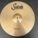 Kovový činel zlatavé barvy s viditelnou kovanou strukturou povrchu. Na horní části je černý nápis „Soultone“ a pod ním menší text „HANDMADE TURKISH C…