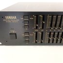 Černý grafický ekvalizér s nápisy YAMAHA, GRAPHIC EQUALIZER a MODEL Q2031A. Přední panel obsahuje řadu posuvníků, vypínač POWER ON/OFF a tlačítka RAN…