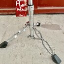 Chromovaný stativ s trojramennou základnou a černými gumovými patkami. Na horní části trubice je viditelný červený visačka s nápisy PEARL HARDWARE a…