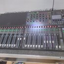 Černý mixovací pult s nápisem Soundcraft Si. Zařízení obsahuje řadu posuvníků, tlačítek a v horní části displej s ovládacími prvky. Povrch je v dobré…