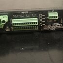 Černý rackový audio procesor s několika zelenými svorkovnicemi. Na levé straně je nápis POWERED BY Nowsoft, vedle něj symboly CE a recyklace. Zařízen…