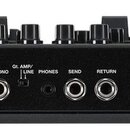Zadní strana černé kytarové multifektovéstopy s nápisy BOSS ME-90 AIRD. Jsou zde viditelné konektory s popisky INPUT, OUTPUT R, OUTPUT L/MONO, Gt. AM…