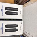 Dvě bílé krabice s nápisy Wireless Microphone System, CV-2 a logem DONNER. Na krabicích jsou vyobrazeny dva černé bezdrátové mikrofony s nápisy DONNE…